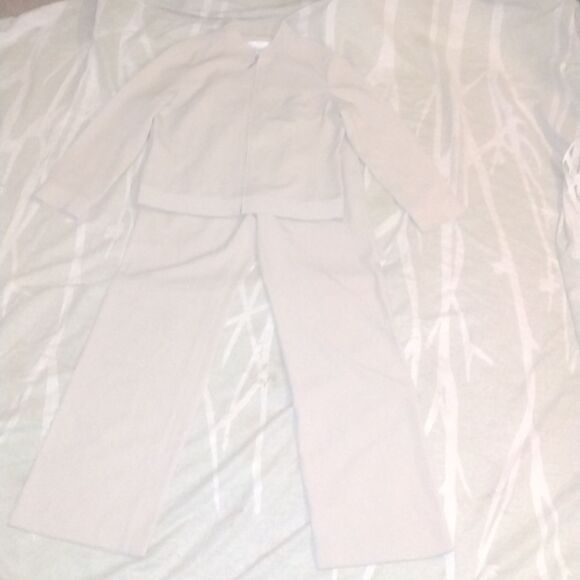 Bluzzidress 2 piece cream set (160  estimate 6 ) - Picture 1 of 9